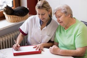 Seniorin mit Helferin Fotolia 41150679 L 300